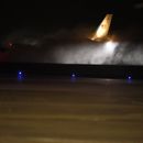 El Air Force One levanta una nube de nieve al aterrizar con el presidente de Estados Unidos, Donald Trump, a bordo en la Base Conjunta Andrews, en Maryland, el 19 de febrero de 2025. (AP Foto/Mark Schiefelbein)