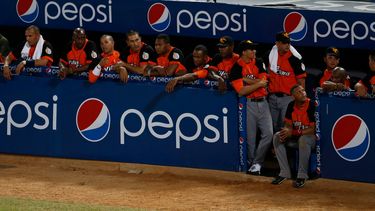 americateve | La foto del lunes 3 de febrero de 2014 muestra el dugout de Cuba, durante el juego que perdi&oacute; 5-8 ante Venezuela, el lunes 3 de febrero de 2014, en la Serie del Caribe (AP Foto/Fernando Llano)