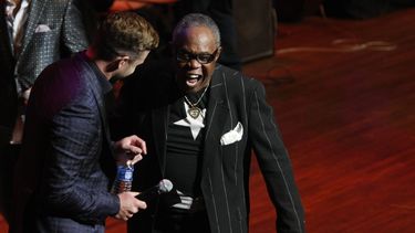 ARCHIVO - Sam Moore, derecha, con Justin Timberlake, en la ceremonia de introducción al Salón de la Fama de la Música de Memphis, el 17 de octubre de 2015, en Memphis, Tennessee. (AP Foto/Karen Pulfer Focht, Archivo)