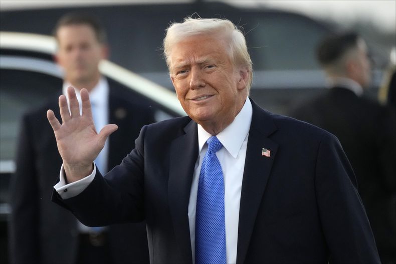 El presidente estadounidense Donald Trump en el Aeropuerto Internacional de Palm Beach en West Palm Beach, Florida, el 7 de febrero del 2025. (AP foto/Ben Curtis)