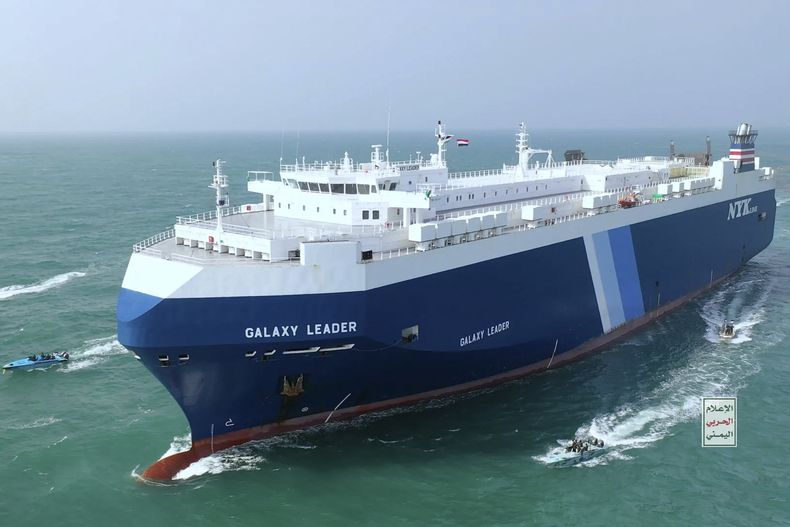 Foto difundida por el Centro de Prensa de los Hutíes en Yemen muestra al buque de carga Galaxy Leader en el Mar Rojo frente a la costa de Yemen el 19 de noviembre del 2023. (Centro de Prensa de los Hutíes en Yemen via AP)