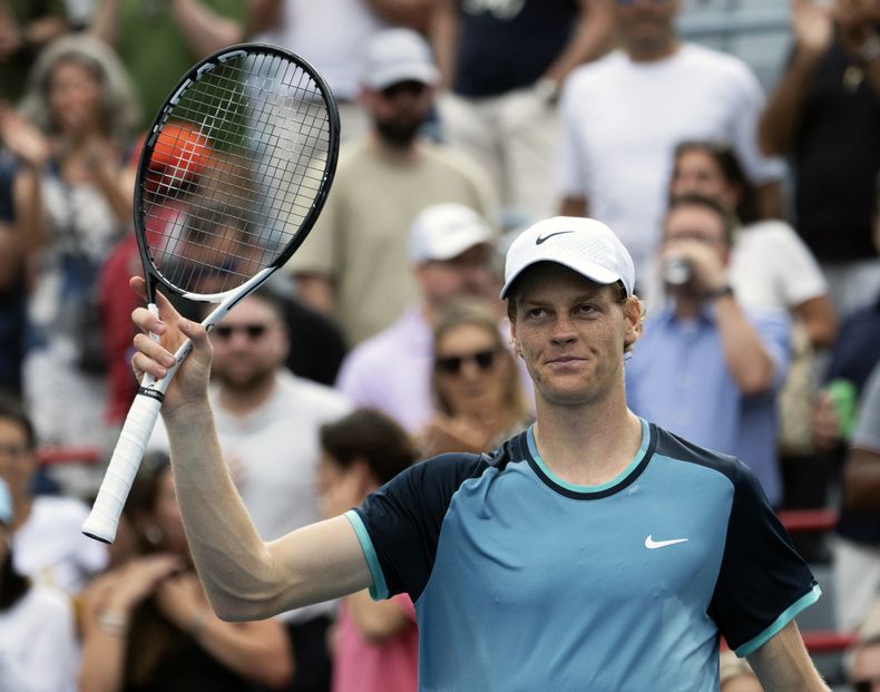 El italiano Jannik Sinner saluda a la afición al superar al croata Borna Coric en la seguna ronda del Abierto de Montreal el jueves 8 de agosto del 2024. (Ryan Remiorz/The Canadian Press via AP)
