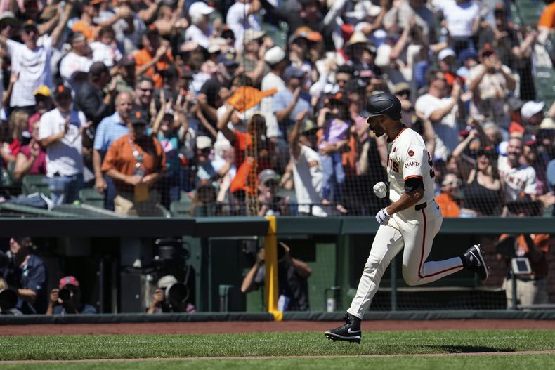 Grant McGray, de los Gigantes de San Francisco, recorre las bases luego de batear un jonrón solitario en el juego del jueves 14 de agosto de 2024, ante los Bravos de Atlanta (AP Foto/Godofredo A. Vásquez)