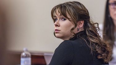 ARCHIVO - Hannah Gutierrez-Reed, la ex supervisora de armas de la película Rust, escucha los argumentos finales en su juicio en el tribunal de distrito, el miércoles 6 de marzo de 2024, en Santa Fe, N.M. Gutierrez-Reed fue sentenciada el lunes 15 de abril de 2024 a 18 meses de prisión por el tiroteo en el que murió una directora de fotografía con un arma que sostenía Alec Baldwin en el plató de la película del oeste Rust. (Luis Sánchez Saturno/Santa Fe New Mexican via AP, Pool, archivo)