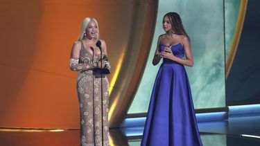 Beyonce acepta el premio al álbum del año por COWBOY CARTER durante la 67ª entrega anual de los Grammy el domingo 2 de febrero de 2025 en Los Ángeles. Blue Ivy Carter mira desde la derecha. (Foto AP/Chris Pizzello)