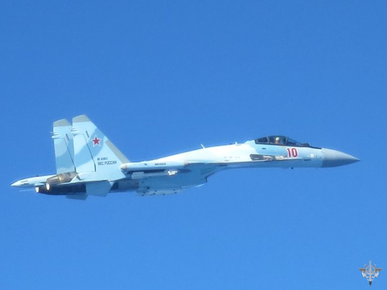 En la imagen, proporcionada por el Ejército francés el lunes 20 de abril de 2026, un avión de combate ruso Su-35 vuela sobre el mar Báltico. (Etat-Major des Armees vía AP)