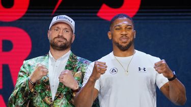 Tyson Fury y Anthony Joshua posan tras una conferencia en Londres, el miércoles 30 de septiembre de 2026 para promover su próxima pelea (AP Foto/Kin Cheung)