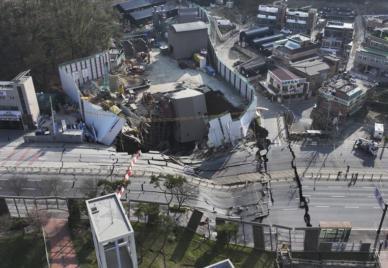Un derrumbe en un sitio de construcción en Gwangmyeong, Corea del Sur, el 11 de abril de 2025. (Hong Ki-won/Yonhap vía AP)