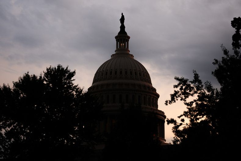 El sol se pone tras el Capitolio de Estados Unidos, el martes 28 de julio de 2026, en Washington. (AP Foto/Allison Robbert)