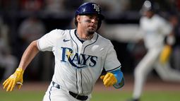 ARCHIVO — El dominicano de los Rays de Tampa Bay, Christopher Morel, corre las bases tras conectar un doble productor de dos carreras ante el lanzador estadounidense de los Medias Rojas de Boston, Connelly Early, durante la primera entrada de un juego de béisbol, el 21 de septiembre de 2025, en Tampa, Florida. (AP Photo/Chris OMeara, Archivo)