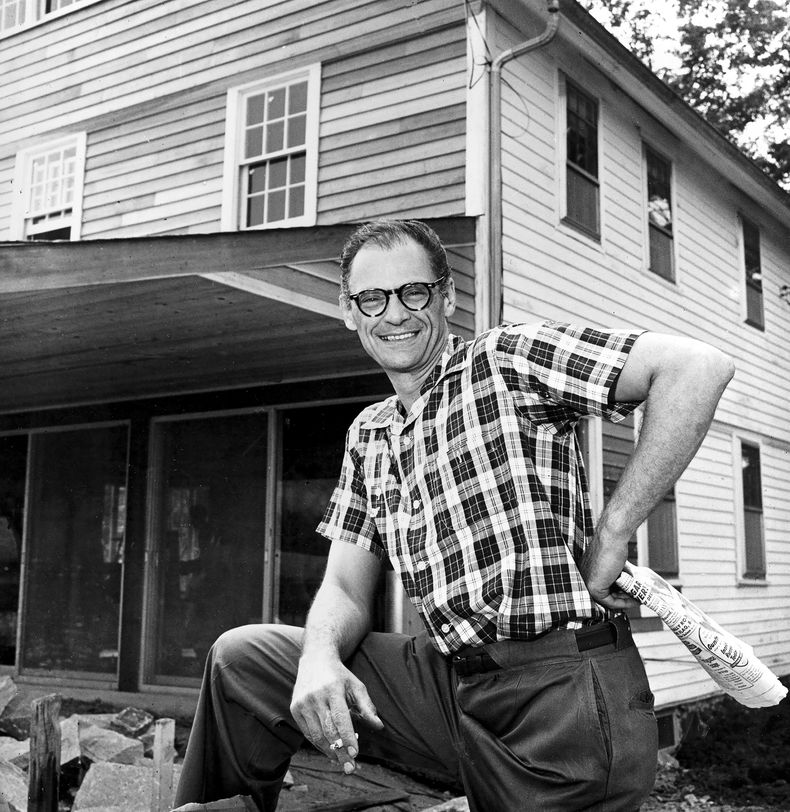 ARCHIVO - El dramaturgo Arthur Miller posa frente a su casa de campo, donde vive con su esposa actriz, en Roxbury, Connecticut, el 7 de agosto de 1958. El estudio de Miller, originalmente construido junto a su antigua casa de Roxbury, es donde escribió y revisó varias obras de teatro, su autobiografía Timebends y los guiones para las películas The Misfits y The Crucible. La junta de Arthur Miller Writing Studio, junto con la hija de Miller, Rebecca Miller, esperan recaudar 1 millón de dólares para restaurar la modesta estructura del estudio, reubicarla en una biblioteca local cercana y crear programación que inspire a otros escritores. (Foto AP, archivo)