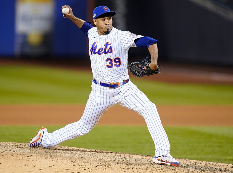 ARCHIVO - En foto del 8 de octubre del 2022, el relevista de los Mets de Nueva York, el puertorriqueño Edwin Diaz lanza en el juego 2 de la serie de comodín de la Liga Nacional ante los Padres de San Diego. (AP Foto/Frank Franklin II, Archivo)