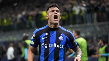 Lautaro Martínez celebra tras marcar el segundo gol del Inter de Milán ante Benfica en la vuelta de los cuartos de final de la Liga de Campeones, el miércoles 19 de abril de 2023, en Milán. (AP Foto/Luca Bruno)