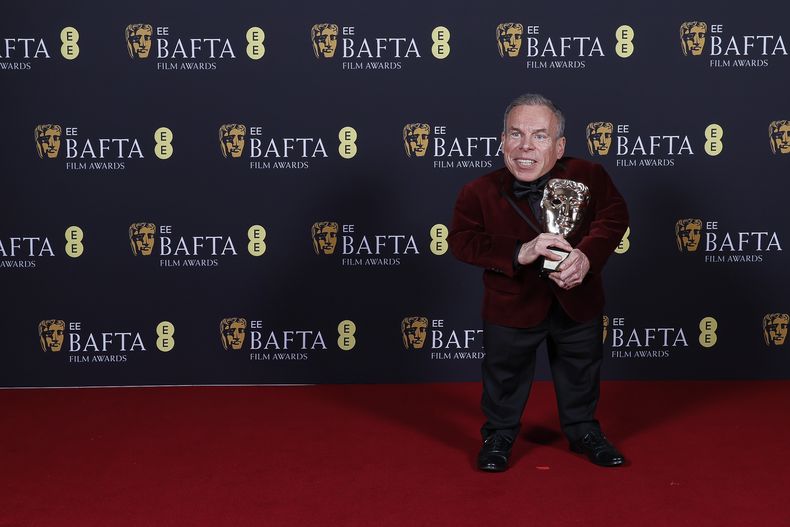 Warwick Davis posa con el premio BAFTA Fellowship en la 78ª edición de los Premios de la Academia Británica de Cine, BAFTA, en Londres, el domingo 16 de febrero de 2025. (Foto de Joel C Ryan/Invision/AP)