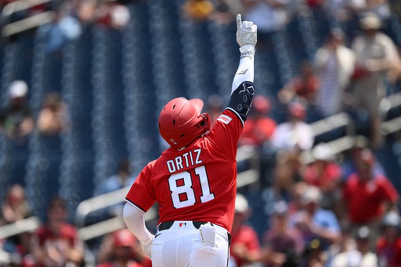 Abimelec Ortiz, de los Nacionales de Washington, celebra su cuadrangular solitario durante la tercera entrada de un partido de béisbol contra los Rojos de Cincinnati, el domingo 9 de agosto de 2026, en Washington. (Foto AP/Nick Wass)