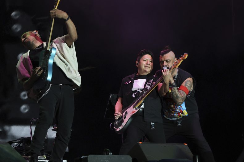 El cantante mexicano Luis Román conocido como Dr. Shenka de Panteón Rococó durante su concierto en el Festival Vive Latino en la Ciudad de México el sábado 16 de marzo de 2024. (Foto AP/Ginnette Riquelme)