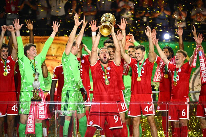 Harry Kane del Bayern Munich levanta el trofeo después de que su equipo ganó la final de la Copa Alemana al vencer al Stuttgart en Berlín el sábado 23 de mayo del 2026. (Tom Weller/dpa via AP)