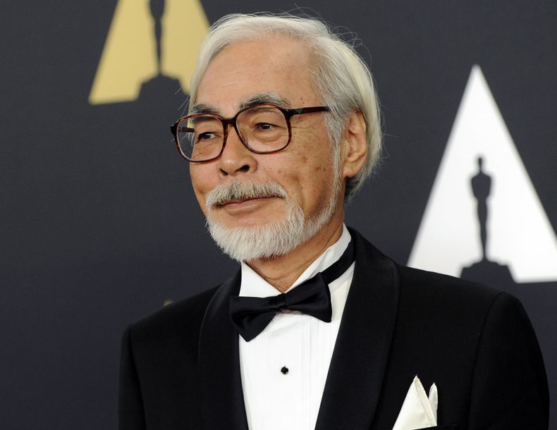 ARCHIVO - Hayao Miyazaki llega a la 6a entrega anual de los Premios de los Gobernadores en Los Ángeles en una fotografía del 8 de noviembre de 2014. Miyazaki ganó su segundo Oscar por El niño y la garza el 10 de marzo de 2024. (Foto Chris Pizzello/Invision/AP, archivo)