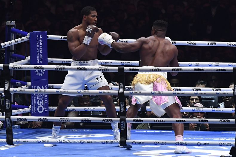 El británico Anthony Joshua (izquierda) enfrenta al franco-camerunés Francis Ngannou, el sábado 9 de marzo de 2024, en Riad (AP Foto)