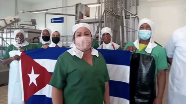 viva la salchicha, el grito de un grupo de trabajadores cubanos por sobrecumplir la produccion