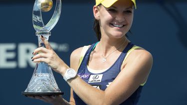 americateve | La polaca Agnieszka Radwanska posa con el trofeo tras vencer a la estadounidense Venus Williams 6-4, 6-2 en la final del torneo de Montreal, el domingo 10 de agosto de 2014. (Foto AP/The Canadian Press, Paul Chiasson