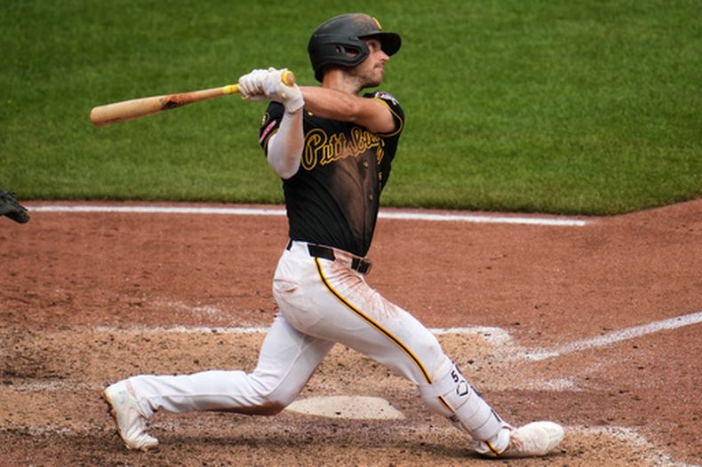 El infielder de los Piratas de Pittsburgh, Brandon Lowe, completa su swing tras conectar un jonrón solitario que dejó tendido en el terreno al rival ante el lanzador de los Tigres de Detroit, Kenley Jansen, durante la novena entrada de un partido de béisbol en Pittsburgh, el miércoles 19 de agosto de 2026. (Foto AP/Gene J. Puskar)