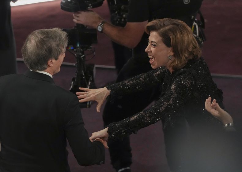 Fernanda Torres, a la derecha, felicita a Walter Salles luego de ganar el Oscar mejor película internacional por “Ainda estou aquí” de Brasil, al mejor largometraje internacional durante los Oscar el domingo 2 de marzo de 2025, en el Dolby Theatre de Los Ángeles. (Foto AP/Chris Pizzello)