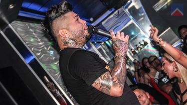 el musico cubano el chacal ahora pide disculpas por decir que  miami es una mierda  mientras daba un concierto en cuba