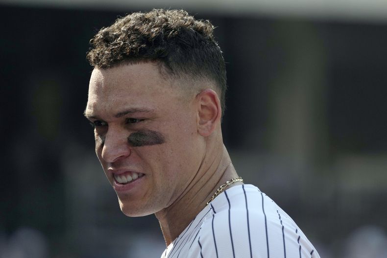 Aaron Judge, de los Yankees de Nueva York de pie en el banquillo durante el octavo episodio del juego de béisbol ante los Medias Rojas de Boston, el sábado 6 de julio de 2024, en Nueva York. (AP Foto/Pamela Smith)
