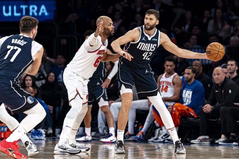 El alero de los Knicks de Nueva York, Taj Gibson, defiende contra el alero de los Mavericks de Dallas Maxi Kleber (42) durante la segunda mitad del partido de baloncesto de la NBA en Nueva York, el jueves 8 de febrero de 2024. (AP Foto/Peter K. Afriyie)
