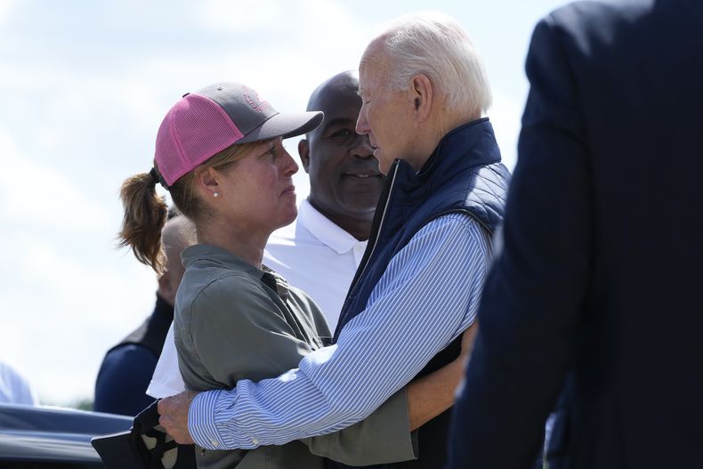 El presidente Joe Biden abraza a la alcaldesa de la ciudad de Asheville, Esther Manheimer, a su llegada al aeropuerto internacional Greenville-Spartanburg en Greer, Carolina del Sur, el miércoles 2 de octubre de 2024, para examinar los daños causados por el huracán Helene. (AP Foto/Susan Walsh)