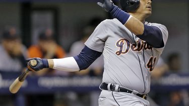 americateve | El jugador venezolano de los Tigres de Detroit, V&iacute;ctor Mart&iacute;nez, batea contra los Rays de Tampa Bay el 20 de agosto de 2014 en St. Petersburg, Florida. (AP Photo/Chris OMeara, File)