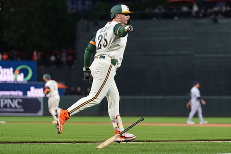 Pete Alonso, de los Orioles de Baltimore, celebra luego de pegar un jonrón de tres carreras ante los Tigres de Detroit, el viernes 22 de mayo de 2026 (AP Foto/Stephanie Scarbrough)