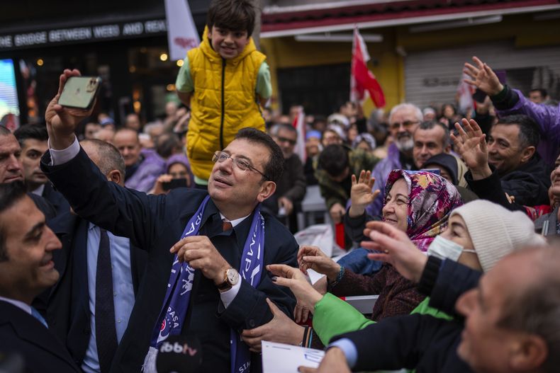 ARCHIVO - El alcalde de Estambul y candidato del Partido Popular Republicano, o CHP, Ekrem Imamoglu, se toma fotos con seguidores durante un acto de campaña en Estambul, Turquía, el jueves 21 de marzo de 2024. (AP Foto/Francisco Seco, Archivo)