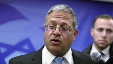 ARCHIVO - El ministro de Seguridad Nacional de Israel, Itamar Ben-Gvir, habla con periodistas antes de la reunión semanal del gabinete en la oficina del primer ministro en Jerusalén, el 19 de marzo de 2023. Cuando amenazas de muerte obligaron a la cantante pop irlandesa Sinéad OConnor a cancelar un concierto por la paz en Jerusalén en el verano de 1997, un joven llamado Itamar Ben-Gvir se atribuyó el mérito de la campaña en su contra. Hoy es el ministro de seguridad nacional de Israel. (Abir Sultan/Pool Photo via AP, archivo)