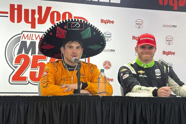 El piloto mexicano Pato OWard habla con un sombrero de charro puesto, tras ganar la carrera de la IndyCar en Milwaukee, el sábado 31 de agosto de 2024 (AP Foto/Jenna Fryer)