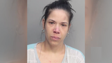 arrestan a una madre de hialeah por intentar estrangular a dos de sus tres hijos