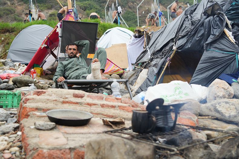 Un inmigrante junto a su tienda en la playa El Trampolín, en el enclave español de Ceuta, el miércoles 2 de septiembre de 2026. (AP Foto/Francis González)