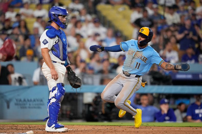 El venezolano Jackson Chourio, de los Cerveceros de Milwaukee, anota en el noveno inning del duelo ante los Dodgers de Los Ángeles, el jueves 13 de agosto de 2026 (AP Foto/Mark J. Terrill)