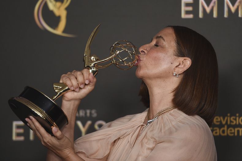 Maya Rudolph besa su trofeo por su destacada interpretación de voz en off de un personaje en Big Mouth en la primera noche de los Premios Emmy de las Artes Creativas el sábado 7 de septiembre de 2024 en Los Ángeles. (Foto Richard Shotwell/Invision/AP)