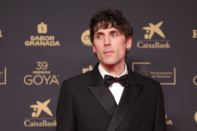 Cristalino llega a la 39ª edición de los Premios Goya en Granada, España, el sábado 8 de febrero de 2025, en Granada. (Foto AP/Fermin Rodriguez)