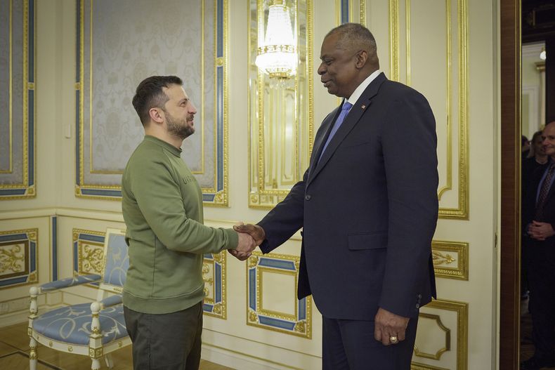 En esta imagen difundida por la oficina de prensa de la presidencia de Ucrania, el presidente ucraniano Volodymyr Zelenskyy, a la izquierda, estrecha la mano del secretario de Defensa de Estados Unidos, Lloyd Austin, el lunes 20 de noviembre de 2023, en Kiev, Ucrania. (Oficina de Prensa de la Presidencia de Ucrania vía AP)