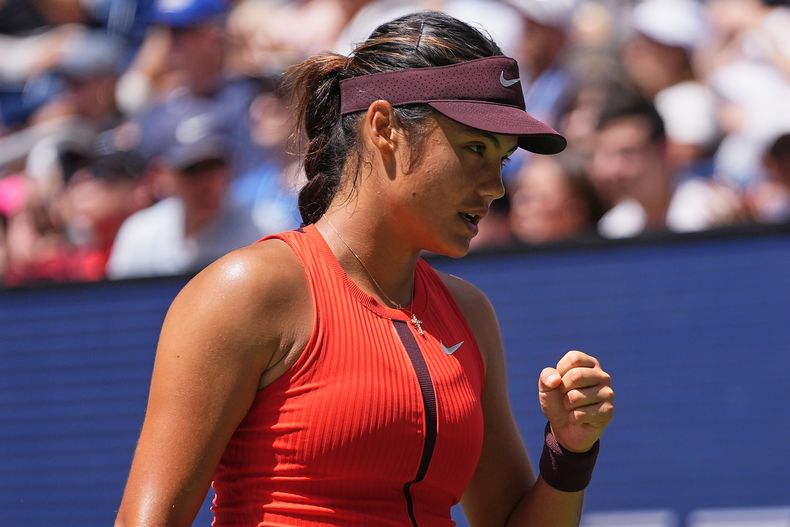 Emma Raducanu reacciona tras conseguir un punto ante Ena Shibahara durante la primera ronda del Abierto de Estados Unidos, el domingo 24 de agosto de 2025, en Nueva York. (AP Foto/Yuki Iwamura)