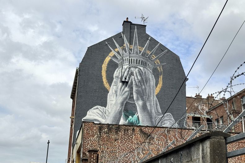 El mural de la Estatua de la Libertad en Roubaix, Francia, el 14 de julio del 2025. (AP foto/Sylvain Plazy)