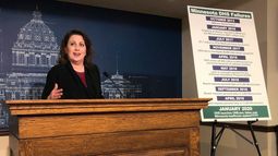 La senadora estatal Michelle Benson durante una conferencia de prensa el 10 de abril de 2019, en el capitolio de Minnesota en St. Paul. (AP Foto/Steve Karnowski,Archivo)