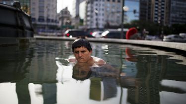 americateve | En esta imagen del 17 de diciembre de 2013, Ezequiel Gauna se refresca en una fuente en el centro de Buenos Aires, Argentina. Los apagones est&aacute;n afectando seriamente la capital argentina mientras las temperaturas suben de los 30 grados y todos trat