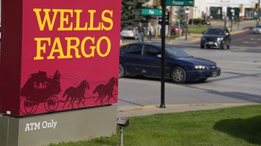 ARCHIVO - Autos pasan frente a un anuncio de una sucursal bancaria de Wells Fargo, el miércoles 20 de septiembre de 2023, en Deadwood, Dakota del Sur. (AP Foto/David Zalubowski, archivo)