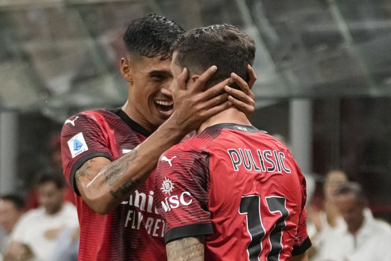 Christian Pulisic, del Milan, festeja con su compañero Tijiani Rijinders luego de anotar ante Torino en el partido del sábado 26 de agosto de 2023 (AP Foto/Luca Bruno)