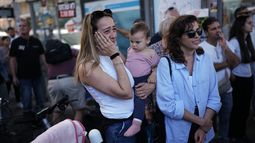 Gente reacciona mientras se reúne para ver una emisión en vivo de la liberación de rehenes israelíes desde Gaza, en un lugar conocido como la Plaza de los Rehenes, en Tel Aviv, Israel, el 13 de octubre de 2025. La liberación se produjo dentro de un acuerdo de cese el fuego entre Israel y Hamás. (AP Foto/Oded Balilty)