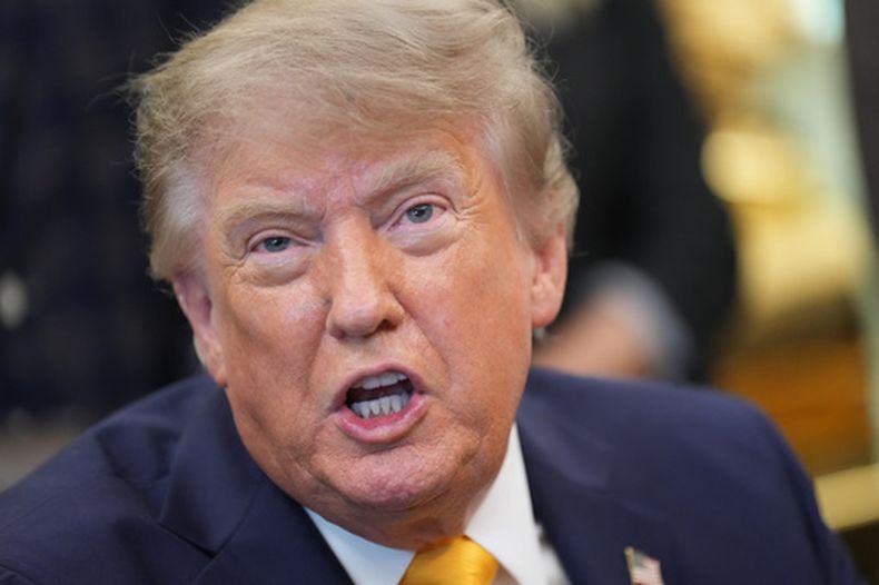 El presidente Donald Trump anuncia medidas para ayudar a agricultores y ganaderos con el procesamiento de carne, mientras un grupo de ellos permanece detrás, el viernes 4 de septiembre de 2026, en el Despacho Oval de la Casa Blanca, en Washington. (AP Foto/Jacquelyn Martin)